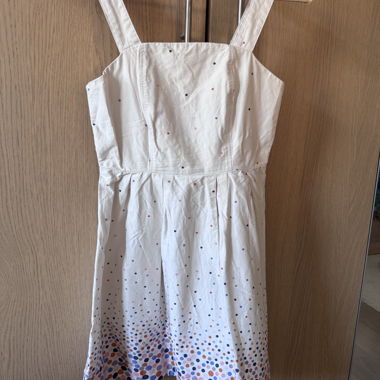 Abito estivo bianco con pois colorati