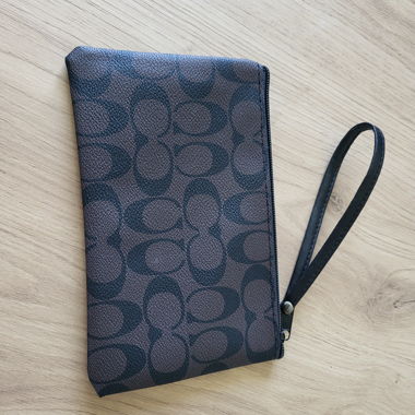 Borsetta clutch con cinturino da polso