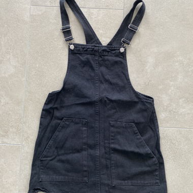 Robe en jean noire à bretelles