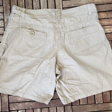 Pantaloncini beige con tasche