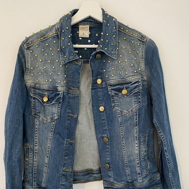 Jeansjacke mit Nieten