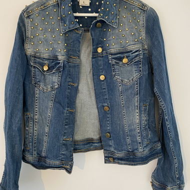 Jeansjacke mit Nieten