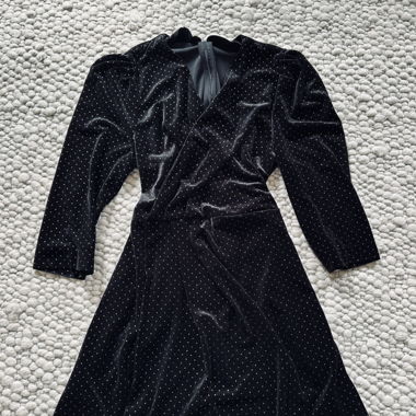 Elegantes Kleid mit Glitzerpunkten  