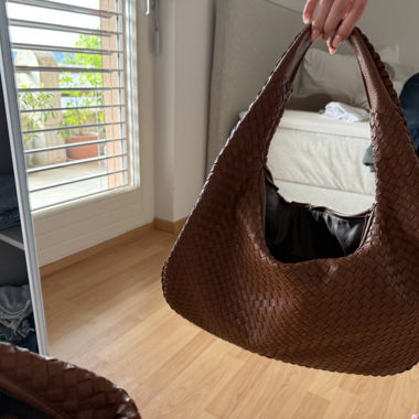 Geflochtene braune Handtasche