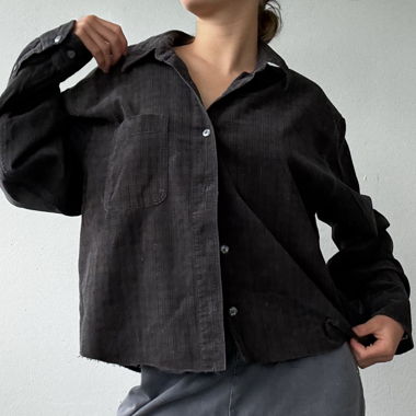 Chemise boutonnée à texture foncée