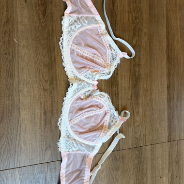 Pinke Spitzen-BH