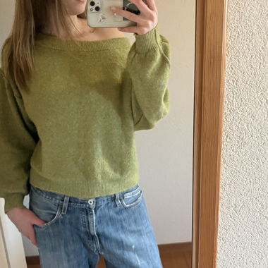 Maglione verde con spalle scoperte