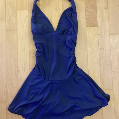 Abito blu con spalline e pantaloni
