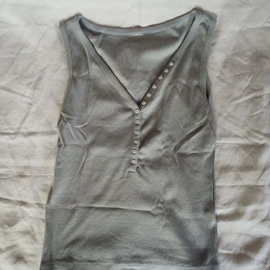 hellblaues Tanktop mit Knöpfen