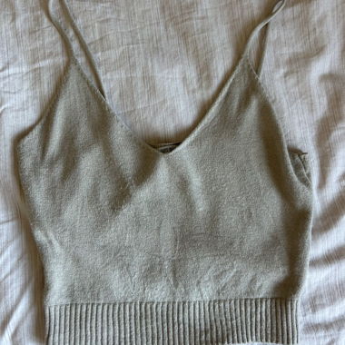 Top beige à fines bretelles