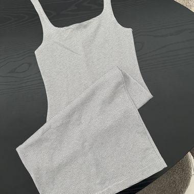 Zara Bleistiftkleid mit Schlitz, knielang