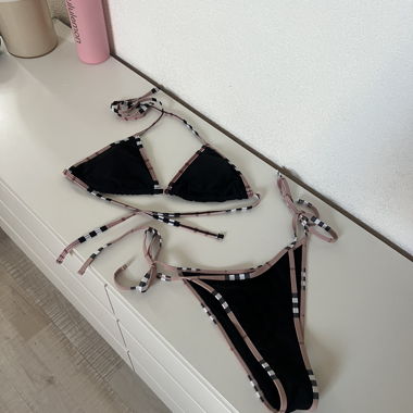 Burberry-Bikini mit Motiv