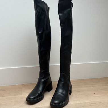 Schwarze Kniehohe Stiefel von Zara