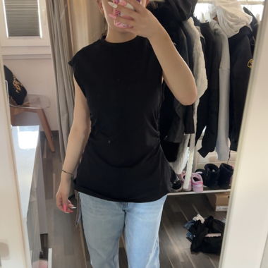 Schwarzes ärmelloses T-Shirt