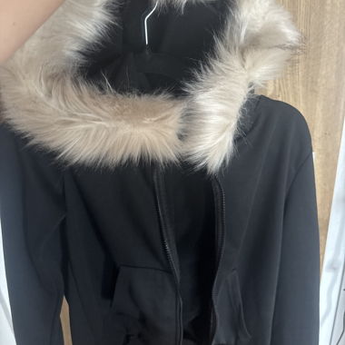 Veste zippée avec capuche en fourrure