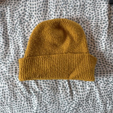 Bonnet en tricot jaune moutarde