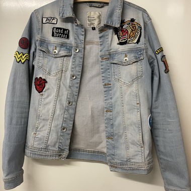 RVLT Jeansjacke mit Patches, Grösse S