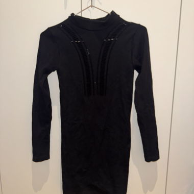 Schwarzes Langarmkleid