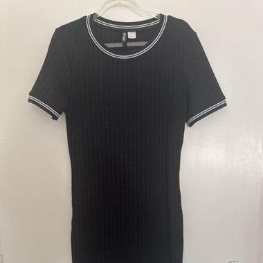 Schwarzes Kleid