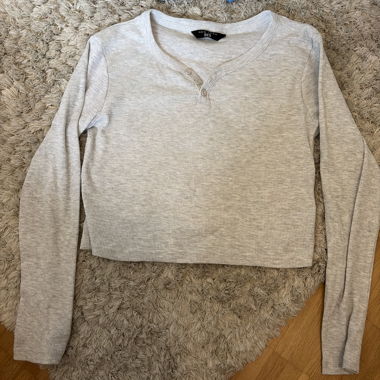 Hellgraues geripptes Longsleeve mit Knopfleiste