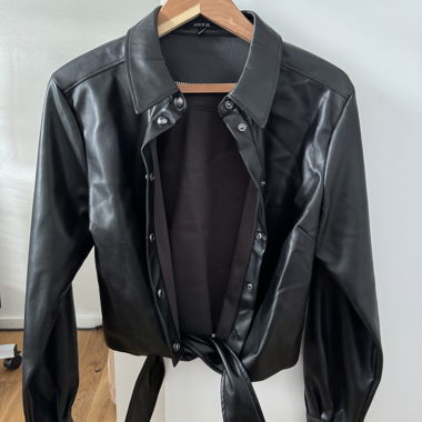 Schwarze Kunstlederhemd NIKKIE Gr. 40