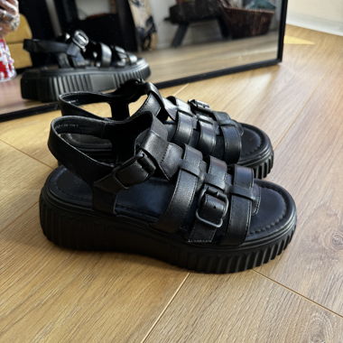 Schwarze Plateau-Sandalen