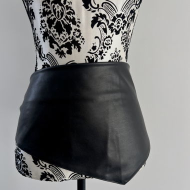 Schwarzer Kunstleder-Stoffgürtel