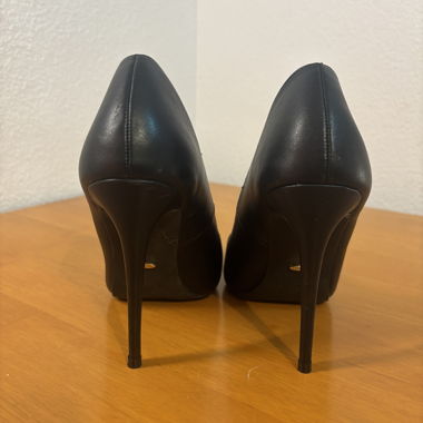 Schwarze High Heels mit spitzer Kappe