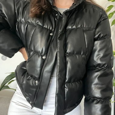Kurze neue Daunenjacke mit Etikett H&M Grösse S