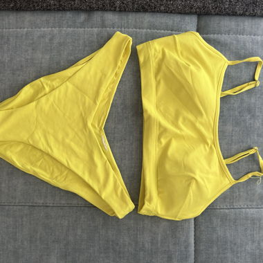 Gelbes Bikini