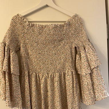 Geblümtes Kleid mit Volantärmeln