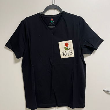 Schwarzes T-Shirt mit Rosenmotiv  "Ke‘S" Gr. L