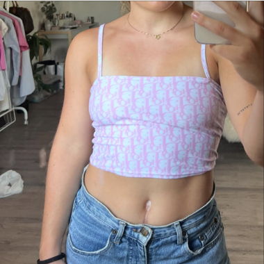 Top rosa con motivo Dior
