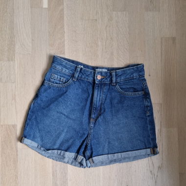 Blaue Jeans-shorts
