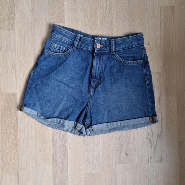 Blaue Jeans-shorts