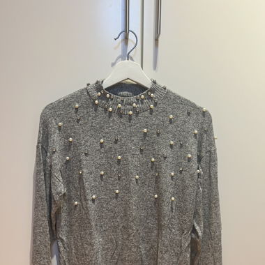 Grauer Rollkragen-Pullover mit Glitzer und Perlen