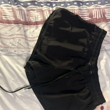 Pantaloncini neri e corti 