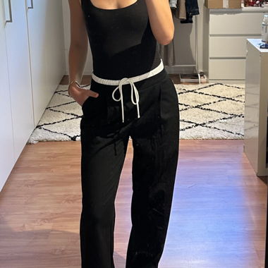 Schwarze Stoffhose mit weissem Bund