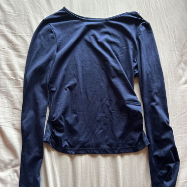 Dunkles Langarm-Sportshirt