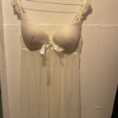 Negligé color crema con pizzo