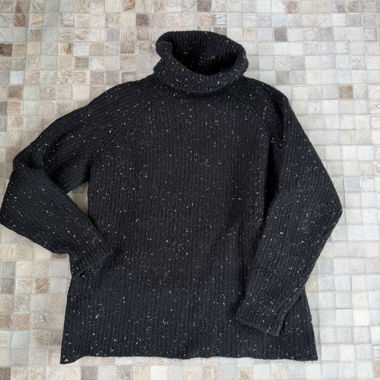 Schwarzer Rollkragenpullover