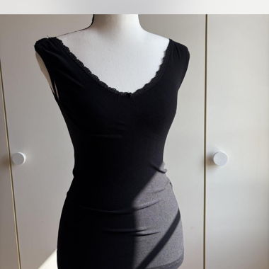 Schwarzes Top mit Spitzenbesatz