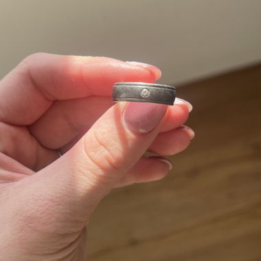 Anello in titanio con incastonatura in pietra