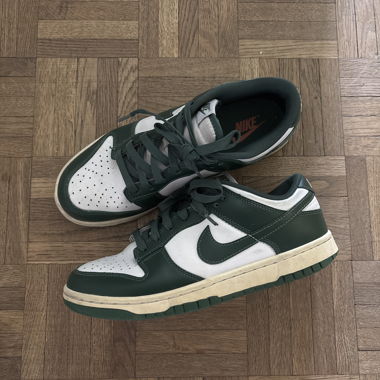 Nike Dunk Low in Grün und Weiss
