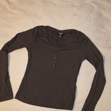 Top a maniche lunghe marrone con bottoniera
