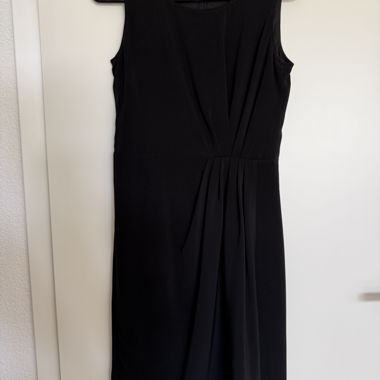 Elegant black sleeveless dress