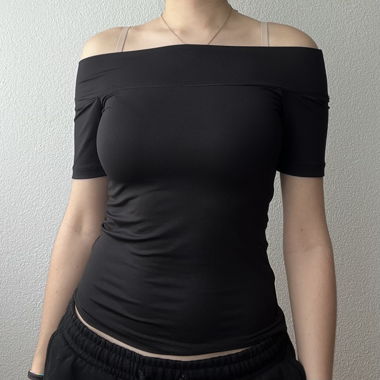 Top nero con spalle scoperte