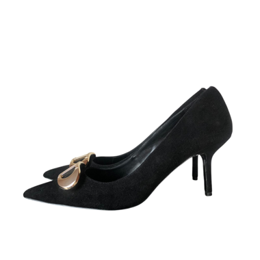 Schwarze Pumps mit Goldschnalle