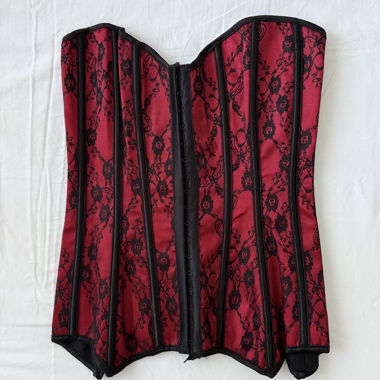 Corsetto rosso con pizzo nero