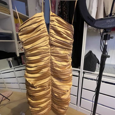 Goldene Cocktailkleid